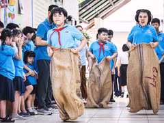 Phần thi nhảy bao bố được các em học sinh hào hứng tham gia.