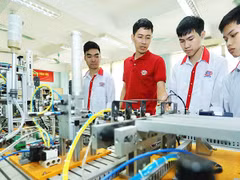 Sinh viên Lớp điện tử công nghiệp học mô hình tự động tại Trường cao đẳng nghề Công nghệ cao Hà Nội.
