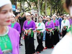 Hàng trăm nghệ nhân dân tộc Mường đã có buổi trình diễn sôi động tại phố đi bộ Hồ Gươm.