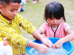 Dạy em giữ gìn vệ sinh cá nhân.