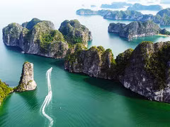 Vịnh Lan Hạ với địa hình độc đáo tạo nhiều dáng vẻ kỳ thú.