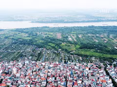 Phát triển hài hòa hai bên bờ sông Hồng trong bối cảnh thiên tai ngày càng phức tạp là một bài toán lớn. Ảnh: MINH KHIẾU
