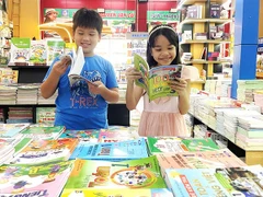 Việc sử dụng một bộ sách giáo khoa đòi hỏi sự sáng tạo hơn nữa trong hoạt động dạy và học. 