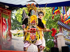 Hết mình trên sân khấu.