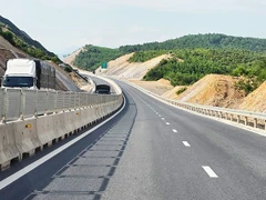 Trục cao tốc Bắc - Nam được đưa vào sử dụng tạo điều kiện cho các doanh nghiệp vận tải hoạt động thuận tiện. Ảnh: NAM ANH