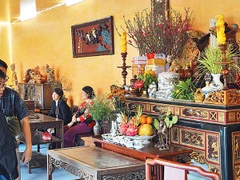 Không gian thờ trong ngôi nhà cổ.