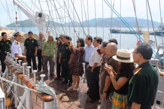 Các nhà văn tham gia trại sáng tác do Nhà xuất bản Quân đội nhân dân tổ chức đi thực tế tại Học viện Hải quân, tháng 8/2017.