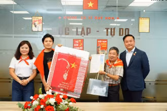 Chân dung Bác Hồ do Nghệ nhân nhân dân Nguyễn Văn Trung thực hiện.