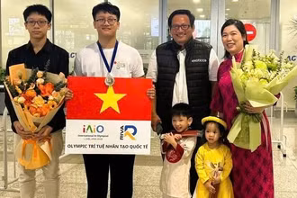 Trần Thuận Hiếu (thứ hai từ trái qua) vừa xuất sắc giành được học bổng toàn phần trị giá khoảng 12 tỷ đồng tại Đại học Chicago (Mỹ).