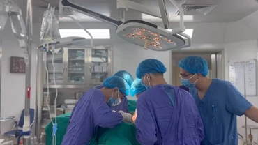 [Video] Bệnh viện Ung Bướu Hà Nội phẫu thuật thành công khối u thận “khổng lồ” xâm lấn tĩnh mạch chủ dưới