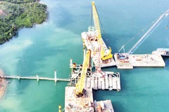 Thi công cọc khoan nhồi trụ tháp cầu Hòa Sơn - cầu dây văng có nhịp chính dài 550m, lớn nhất Việt Nam.