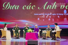 Các khách mời chia sẻ về hành trình tìm kiếm, quy tập hài cốt liệt sĩ.