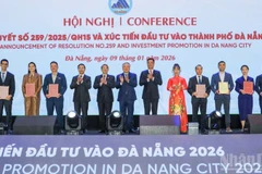 Đà Nẵng trao các quyết định chủ trương đầu tư, giấy chứng nhận đăng ký đầu tư, biên bản ghi nhớ hợp tác và một số giấy phép liên quan.