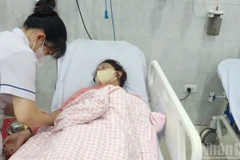 Đội ngũ y, bác sĩ tích cực điều trị cho bệnh nhân bị ngộ độc thực phẩm sau khi ăn bánh mì tại Quảng Ngãi. (Ảnh: HIỂN CỪ)