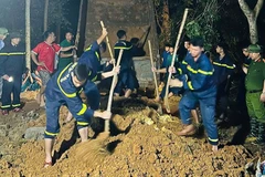Lực lượng Công an hộ đê sông Nhơm trong đêm 23/7 rạng sáng 24/7.