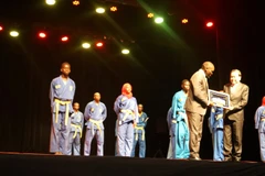 Chủ tịch Quốc hội Trần Thanh Mẫn trao quà lưu niệm tặng Lãnh đạo Liên đoàn Vovinam Senegal sau buổi biểu diễn võ thuật. (Ảnh: VĂN CHÚC)