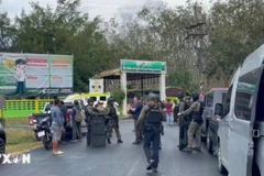 Cảnh sát được triển khai tại trường học Patong Prathankiriwat ở huyện Hat Yai, tỉnh Songkhla, Thái Lan, sau khi xảy ra vụ nổ súng ngày 11/2/2026. (Ảnh: THX/TTXVN)