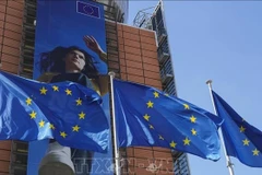 Cờ Liên minh châu Âu tại tòa nhà của Ủy ban châu Âu ở Brussels, Bỉ. (Ảnh: THX/TTXVN)
