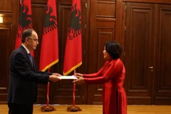 Đại sứ Phạm Thị Thu Hương trình Quốc thư lên Tổng thống Albania Bajram Begaj. (Ảnh: Đại sứ quán Việt Nam tại Hy Lạp)