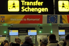 Biển chỉ hướng cho du khách đi vào khu vực Schengen tại sân bay quốc tế Henri Coanda, Romania ngày 31/3/2024. (Ảnh: THX/TTXVN)