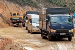 Các phương tiện lưu thông trở lại trên tuyến đèo Mimosa chiều 4/12.