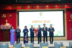 Bộ trưởng Nguyễn Hải Ninh cùng các lãnh đạo Bộ Tư pháp trao hoa chúc mừng Thứ trưởng Phan Chí Hiếu. (Ảnh: TH)