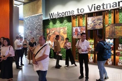 Gian hàng Việt Nam tại Trung tâm CAMEX thu hút rất đông khách đến tham quan, tìm hiểu sản phẩm.