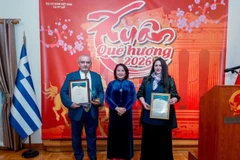 Đại sứ Việt Nam tại Hy Lạp trao lại Giải Nhì và Giải Khuyến khích Giải thưởng toàn quốc về thông tin đối ngoại lần thứ XI. (Ảnh: Đại sứ quán Việt Nam tại Hy Lạp).