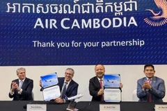 Đại diện Air Cambodia và Boeing ký thỏa thuận mua máy bay (Ảnh: Khmer Times)