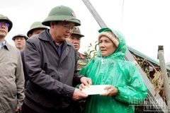 Phó Thủ tướng Hồ Quốc Dũng trao quà hỗ trợ người dân xã D'Ran, tỉnh Lâm Đồng, bị ảnh hưởng lũ lụt.