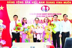 Lễ kết nạp đảng viên tại Công ty cổ phần Cơ khí xây dựng thương mại Đại Dũng. (Ảnh: VƯƠNG LÊ)