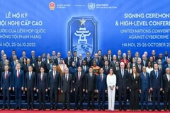 Chủ tịch nước Lương Cường, Tổng thư ký Liên hợp quốc và lãnh đạo, đại diện các nước tham dự Lễ mở ký Công ước của Liên hợp quốc về chống tội phạm mạng. (Ảnh: THỦY NGUYÊN)