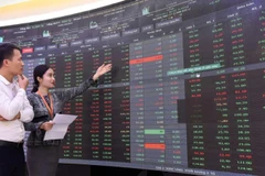 Nhà đầu tư theo dõi thị trường tại sàn chứng khoán AIS (Hà Nội). (Ảnh: PHẠM HÙNG)