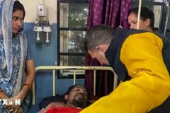 Bệnh nhân nhập viện do sử dụng nguồn nước ô nhiễm tại bang Madhya Pradesh, Ấn Độ ngày 31/12/2025. (Ảnh: ANI/TTXVN)