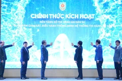 Phó Thủ tướng Chính phủ Hồ Quốc Dũng; Bộ trưởng Tư pháp Nguyễn Hải Ninh và các đại biểu nhấn nút kích hoạt Nền tảng số thi hành án dân sự và Trung tâm Giám sát, Điều hành thông minh Hệ thống thi hành án dân sự. (Ảnh: TL)