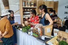 Người tiêu dùng mua sắm sản phẩm xanh tại Phiên chợ xanh được tổ chức tại Thành phố Hồ Chí Minh.
