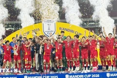 Các cầu thủ U23 Việt Nam hân hoan nâng cao cúp vô địch U23 Đông Nam Á 2025 trên sân Gelora Bung Karno. (Ảnh: TTXVN)