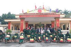 Đồng chí Phạm Gia Túc cùng các đồng chí trong Đoàn công tác thăm, tặng quà Tết các thương, bệnh binh tại Trung tâm Điều dưỡng thương binh Duy Tiên. 