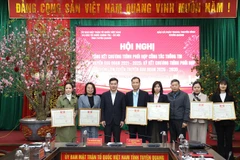 Lãnh đạo Ủy ban Mặt trận Tổ quốc Việt Nam tỉnh Tuyên Quang trao bằng khen cho các cá nhân có thành tích trong công tác phối hợp thông tin, tuyên truyền giai đoạn 2021-2025.