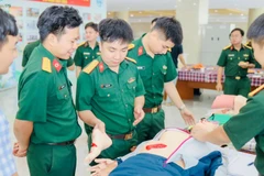 Mô phỏng các tình huống cấp cứu và tổ chức diễn tập xử trí trong điều kiện sát với thực tế cho học viên tại chương trình tập huấn.