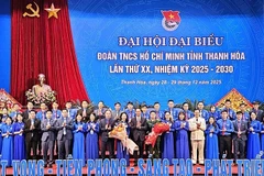 Lãnh đạo tỉnh Thanh Hóa tặng hoa chúc mừng Ban Chấp hành Đoàn tỉnh Thanh Hóa khóa XX.
