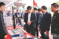 Các đại biểu tham quan mô hình chuyển đổi số. (Ảnh: THANH SƠN)