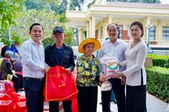 Đại diện các đơn vị trao quà cho người dân vùng "Đất thép thành đồng" Củ Chi. 