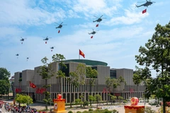 Biên đội 10 chiếc trực thăng kéo cờ Đảng, cờ Tổ quốc bay qua quảng trường Ba Đình. (Tác giả: GIANG HUY)
