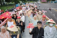 Bức tường gắn kết với thông điệp "Cùng Việt Nam kiên cường" mang thông điệp chia sẻ động viên của cộng đồng gửi đến đồng bào bị ảnh hưởng bị bão lũ.