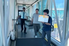 Hộp đựng tạng được nhân viên Vietnam Airlines hỗ trợ vận chuyển cùng các bác sĩ.