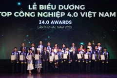 Phó Chủ tịch Quốc hội Nguyễn Đức Hải (thứ 5 từ phải sang, hàng đầu) cùng đại diện Ban Tổ chức trao chứng nhận tặng các doanh nghiệp "Top Công nghiệp 4.0 Việt Nam" trong lần tổ chức Giải thưởng thứ 2, năm 2023.