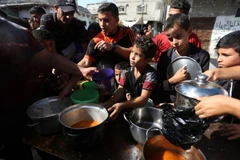 Người dân Palestine xếp hàng để nhận thực phẩm tại một bếp ăn từ thiện ở thành phố Rafah, phía nam Dải Gaza, ngày 9/11/2023. (Ảnh: XINHUA)