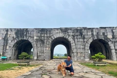 Trần Anh Tuấn và chú chó Lài do anh chăm sóc.