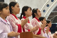 Các bạn trẻ nghiêm trang dự lễ Giáng sinh.